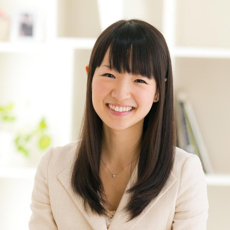 Japanilainen Marie Kondo, 31, on ammattijärjestäjä ja pienen vauvan äiti. KonMari-kirjassaan hän antaa järjestelyvinkkejä ja kehottaa puhumaan tavaroille kauniisti.