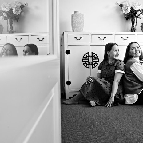 Lotta ja pappa -kaksikosta tuttu Lotta-Sofia Saahko asui Taina-äidin ja isän työn vuoksi melkein koko lapsuutensa ulkomailla. ”En koskaan halua omaa perhettä. Ehkä ulkomaanvuosien takia me lapset emme ole tottuneet sitoutumaan”, Lotta miettii.