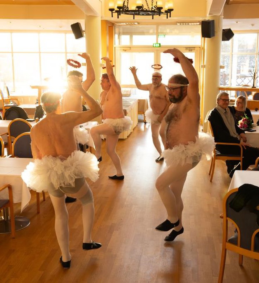 Pienenpienten Joutsenten etikettiin kuuluu tanssia vakavalla naamalla. Esa-ballerinaa (edessä oik.) taitaa silti vähän naurattaa.