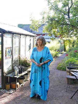 Titte Törnroth-Sarkkisen kasvihuoneessa versoo tomaatteja. Se on myös erinomainen kahvittelupaikka.