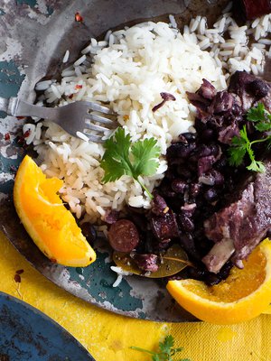 Feijoada on Brasilian nimikkoruoka, jota syödään arjessa ja juhlassa.