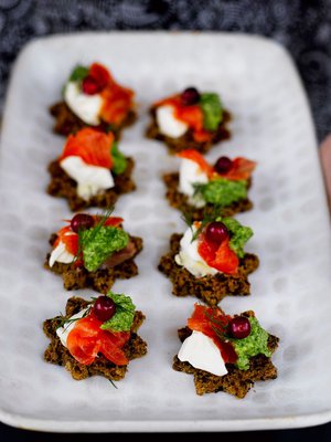 Mallaslimpusta otetaan piparkakkumuotilla kuvioita, joista syntyy herkkupaloja vaikkapa glögin seuraksi.