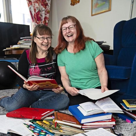 15-vuotiaana Laila (vas.) kirjoitti päiväkirjaansa: ”Eilen sain tietää, ettei Kassu enää o mun kaa.” Nyt muisto naurattaa häntä ja Leilaa. ”Ensin joku asia tuntuu musertavalta. Sitten ajan kuluessa helpottaa. Sellaista elämä on.”