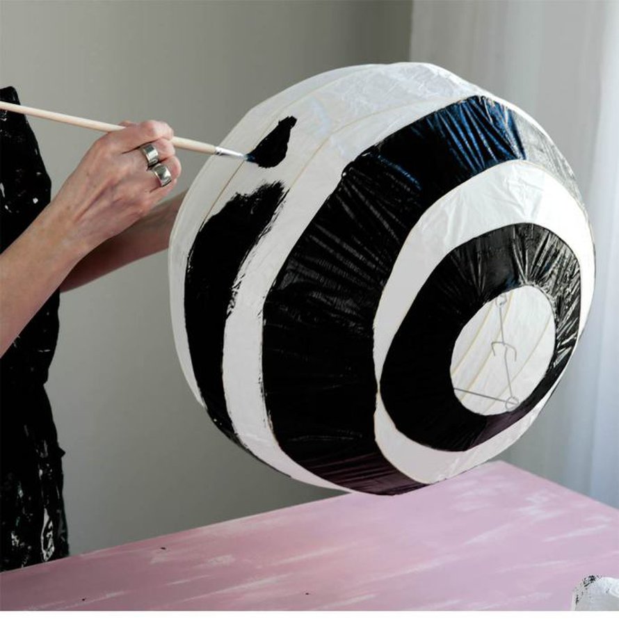 Varjostimen metallituesta oli helppo pit&auml;&auml; kiinni varjostimesta maalatessa.
