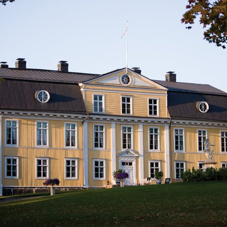 Kartano merkitsee suurtilan päärakennusta, jonka omistaja on aatelinen. Mustion linna Raaseporissa on ollut yösija myös kuninkaallisille vieraille.