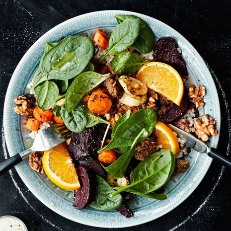 Lämmin salaatti on täydellinen ateria, kun siinä on paahdettuja juureksia ja appelsiinilla maustettua nyhtökauraa. Linkin ohra-juuressalaattiin löydät jutusta.