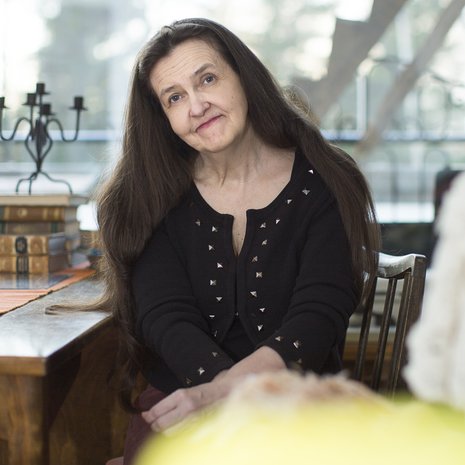 Päivi Kallas-Saari on 55-vuotias uskonnon ja psykologian opettaja, joka on sairautensa vuoksi eläkkeellä. Hän asuu Hyvinkäällä ja nauttii aikuisten näyttelijäpoikiensa esityksistä. Päivin Mikael-poika osallistuu Tähdet, tähdet -kilpailuun.