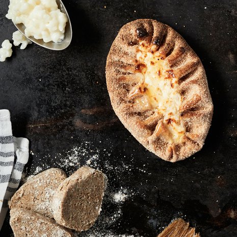 Kuori paistuu rapsakaksi, kun lämmität pellin ennen paistoa tulikuumaksi.