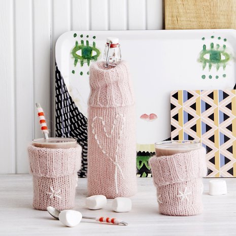 Tarjottimet, lusikat ja lattelasit ovat kuvausrekvisiittaa. Samantyyppisiä tarjottimia myy DonnaWilson.com, laseja ja lusikoita Ikea.