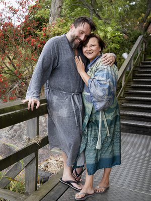 Johanneksen mielestä sauna on hyvä vertaus avioliitosta. ”Olin alkuun hirveän hätäinen saunomisessa ja suhteessa. Nyt olen siirtynyt molemmissa hätäisestä ilottelusta pitkäkestoisempaan, osin kärsimyksenkin kautta tulevaan nautintoon.” 