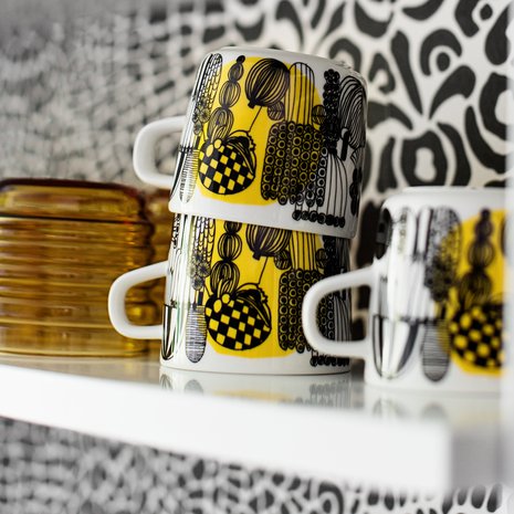 1. Pidä värikkäät astiat esillä. Näin ne tuovat joka päivä iloa eivätkä unohdu käyttämättöminä kaappiin.