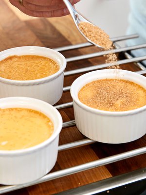 Valmis brûlée säilyy jääkaapissa pari päivää. Karamellisoi pinta juuri ennen tarjoilua. Ohje on Ruokatorstain kesä -kirjasta.