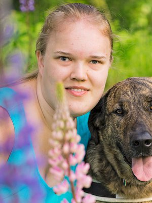 26-vuotias Anni on hieroja ja asuu Ruokolahdella. Hän harrastaa laulamista. Annin apurina on opaskoira Robis. 