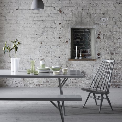 Iittalan Aalto-maljakko on lukijoiden suosituin designesine. Myös Iittalan astioita on monilla. Ilmari Tapiovaaran Mademoiselle-tuolia ei kovin monella ole, mutta siitä kyllä haaveillaan. Kuva: Iittala