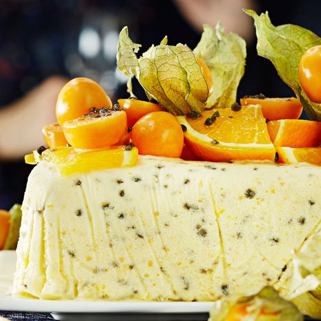 Ananaskirsikoista ja appelsiiniviipaleista saa nopeasti näyttävän koristelun.