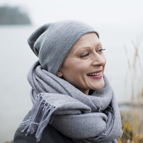”Kalju nainen voi olla herkkä, pehmeä ja kaunis. Haluan antaa nuorille tytöille erilaisen naisen mallin”, Emma sanoo. Emma on Helsingissä asuva erityisopettaja, musiikin maisteri, lauluntekijä, laulaja ja kahden pienen tytön äiti.