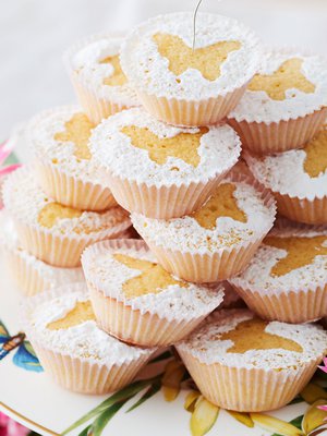 Muotin päältä siroteltu tomusokeri piirtää muffinien pinnalle sitruunaperhosia.