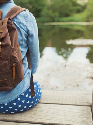 Lähteä vai jäädä? Jäämistä kannattaa harkita vain, jos väkivaltainen kumppani ottaa vastuun ongelmastaan ja hakee ammattiapua. 