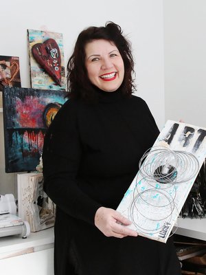 Turkulainen hotellipäällikkö Lena Holmström, 57, on koukussa romutaiteeseen. Käsillä tekeminen on henkireikä, jota ilman Lena ei voisi elää. 