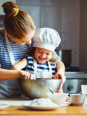 Kummi tarjoaa lapselle tukea ja uusia kokemuksia. ”On turvallinen aikuinen. Niitä ei ole koskaan liikaa”, sanoo yksi KK:n kummikyselyn vastaajista. 