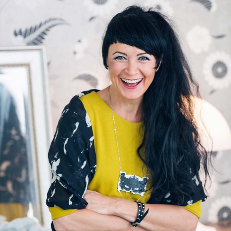 Maaretta suosii nuorten suomalaisten suunnittelijoiden koruja. Tämä koru on turkulaisesta Televisio-lifestyle-liikkeestä. Mustavalkoinen huivi on Tiger of Swedenin ja mekko Cosista.