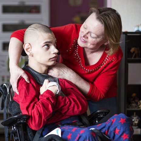 Sari Ervasti, 56, on Ipon, 26, omaishoitaja. Hän asuu Nokialla. Sarin esikoinen Michele, 35, on naimisissa ylläsläisen Jounin kaupan omistajan Sampo Kaulasen kanssa.