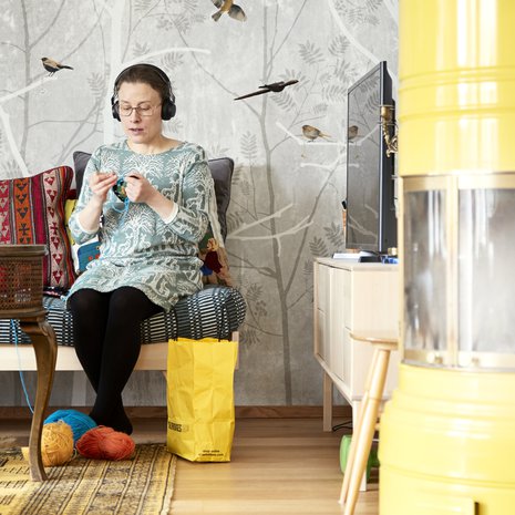 Myös Saaran sanoitus Kaija Koolle syntyi kotisohvalla virkatessa. ”Näin Kaijan keikalla tanssimassa. Meininki oli hillitön. Kotiin ajellessani tiesin, mitkä adjektiivit laulussa pitää olla: kaunis, rietas ja onnellinen.”