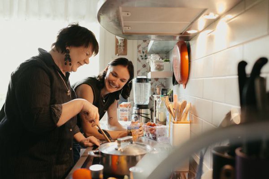 Jaana-äitiä naurattaa kotikokin haaste. ”Senni tarvitsee toipujan ja huippu-urheilijan ruokaa, minun pitäisi laihtua ja Raimon pitäisi ihan lääkärin määräyksellä lihoa.”
