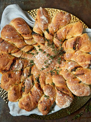 Tähdenmuotoinen appelsiinitahinileipä on tehty jaettavaksi.