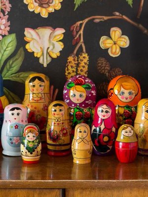 Mari on löytänyt opetustauluja kotkalaiselta kirpputorilta. Maatuskoja hän kerää kuopukselleen Jennylle.