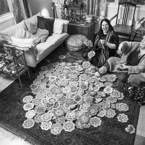 Kun Jaana Kapari-Jatta käänsi Harry Pottereita, hän pohti usein uusia sanoja ja käännöksiä yhdessä Merin kanssa, joka oli silloin lukiossa. ”Nykyään tapaamme yleensä täällä meillä. Oveni on lapsille ja lapsenlapsille auki aina”, Jaana sanoo.