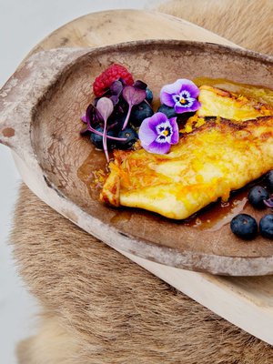 Jos paistat letut nuotiolla, ota taikina mukaan pullossa. Voit myös lämmittää valmiit letut paistinpannussa nuotiolla. Tee siirappi valmiiksi etukäteen ja lämmitä pannulla. 