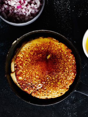 Pannulla tirisevät blinit kuuluvat alkutalveen. Täytteistä perinteisimmät ovat mäti, smetana ja punasipulisilppu.