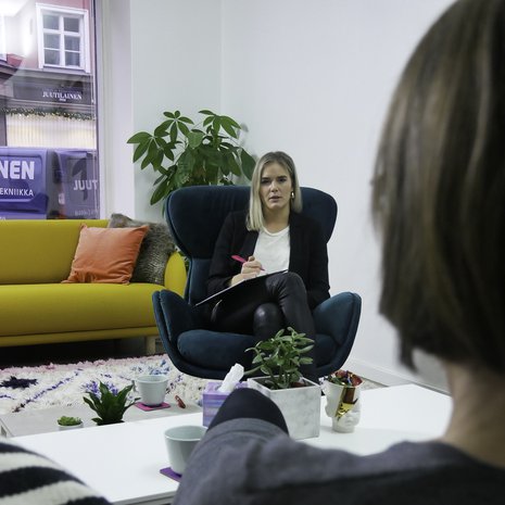 ”Sinä olet rakkauden ja nautinnon arvoinen.” Se on lause, jonka seksuaaliterapeutti Marja Kihlström sanoo usein vastaanotollaan.