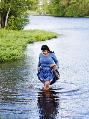 Tuotantoesimies Hanna Heikkilä, 49, asuu Hämeenlinnassa.­ Hänen perheeseensä kuuluvat mies ja kaksi aikuista lasta. Hanna sutkuttelee vapaa-­aikanaan sukkia, osallistuu marttatoimintaan ja harrastaa keskiajan elävöittämistä. 