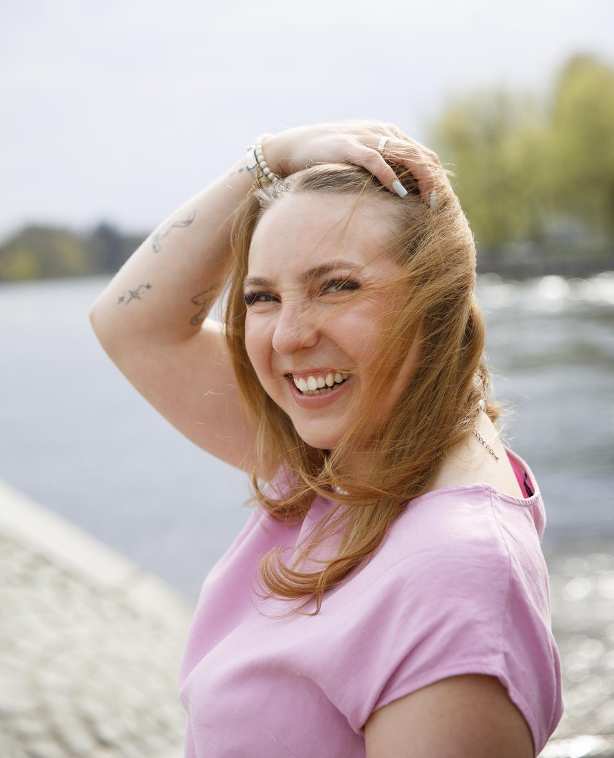 Itseironia ja musta huumori ovat auttaneet Oonaa vaikeissa paikoissa. "Tuli vitsailtua, miten moni parikymppinen saa aivoinfarktin hyppiessään narua! Ei kovin moni."