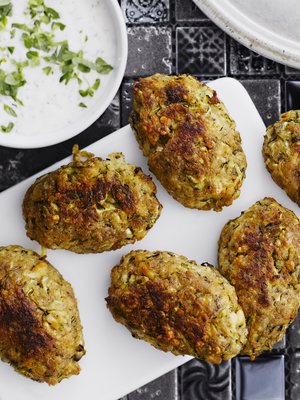 Kasvispullien makua on helppo muunnella erilaisilla yrteillä. 