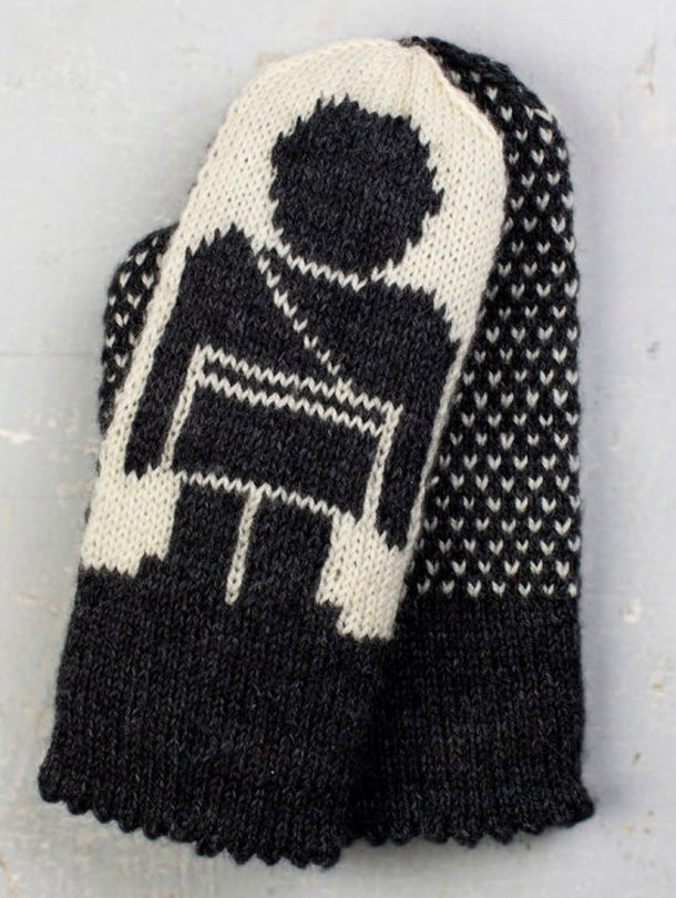 Oulun lapaset. Asun Oulussa. Talvella täällä on kylmää ja usein tuulista. Olen aktiivinen talvipyöräilijä ja olen jo vuosia sitten kehittänyt tällaisen tuplatumppu-lapasen. Näihin lapasiin suunnittelin tyylitellyn ”Toripoliisin”, josta meidän Oululaiset muistetaan maailmallakin. Käyväthän monet turistit kuvauttamassa itseään Toripoliisipatsaan luona joka vuosi. Patsaasta on tehty myös matkamuistokokoinen pienoismalli.