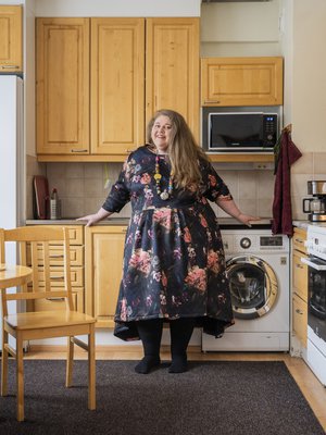 49-vuotias kuvataitelija asuu Turussa. Iiulla on ollut valokuvanäyttely esimerkiksi Kiasmassa ja New Yorkin modernin taiteen museossa MoMAssa.