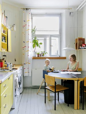 Laineen perheeseen kuuluvat oman arkkitehtitoimiston toimitusjohtaja ja arkkitehti Maria Laine, 34, sisustusarkkitehti Jussi Laine, 30, sekä Lauri, 3, ja Kaarina, 2. Keittiö on arjen keskipiste, jossa laitetaan ruokaa, käydään suihkussa, pestään pyykit, syödään ja istutaan iltaa. 