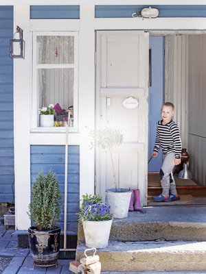 ”Kun harkitsimme autiotalon ostamista, joku kyseli, olemmeko ihan tasapainoisia. Toiset iloitsivat, että vihdoin talo puretaan. Läheiset kyllä tiesivät, että kun johonkin ryhdyn, vien sen loppuun”, Julia Immonen muistelee. Wäinö-poika on mielissään, kun vanhassa talossa ei tarvitse koko ajan varoa.