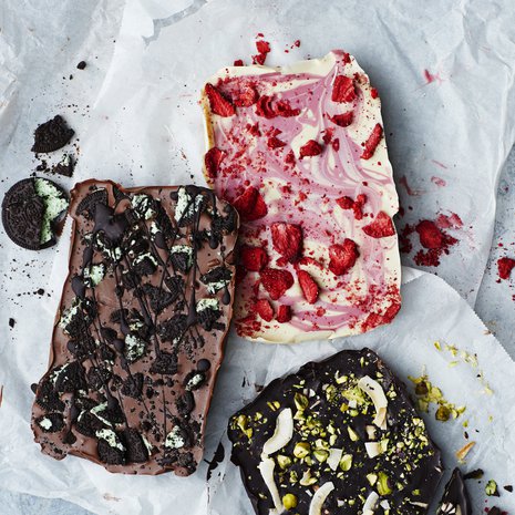 Luksussuklaat syntyvät foliovuokiin, joita voi käyttää samaan tarkoitukseen monta kertaa.