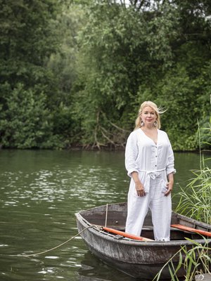 ”Ajattelen, että feministinä olen osa jatkumoa. Olen mielettömän kiitollinen edellisille sukupolville, jotka ovat luoneet hyvinvointivaltion ja puolustaneet naisten oikeuksia”, Elina Hirvonen sanoo.