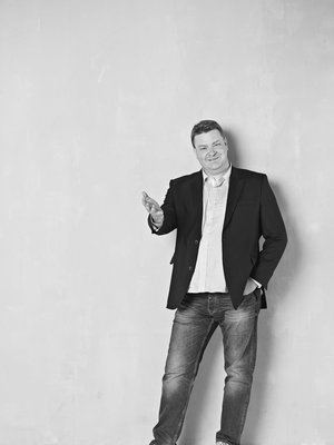 Kirjailija Tommi Melender, 48, on onnellinen saatuaan kuukauden vapautuksen arjesta jalkapallon EM-kisojen ansiosta. Hänen esseekokoelmansa Onnellisuudesta ilmestyi helmikuussa.