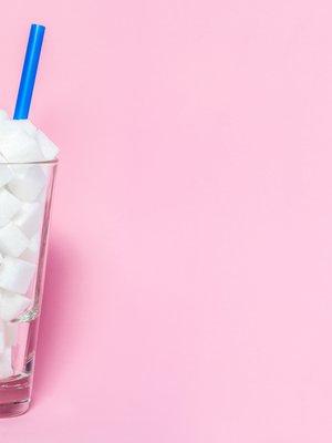 Liian suurina määrinä sokeri voi turvottaa ja veltostuttaa ihoa, sanoo Suomen kosmetologien yhdistyksen puheenjohtaja Anne Parkkinen.