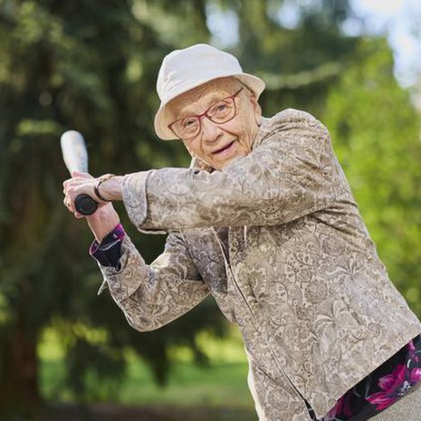 Kerttu Lehtikangas, 100, pelasi pesäpalloa jo opettajaseminaarissa 1940-luvulla. 