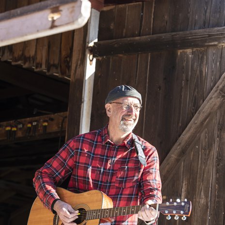 Ilkka ja Alpo kävivät ostamassa tämän kitaran yhdessä.