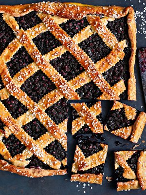 Pullataikinaan leivottu mustikkapiirakka on lapsuuden klassikko.