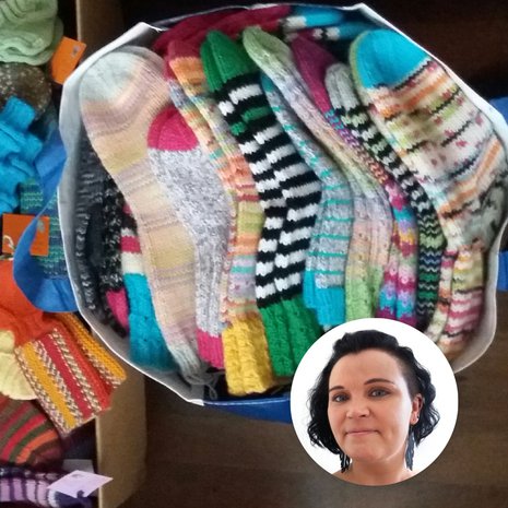 ”Perustimme siskoni kanssa Facebookiin hyväntekeväisyysryhmän nimeltä KFC - Knit For Charity. Sen avulla etsimme samanhenkisiä ihmisiä, jotka halusivat tehdä ja lahjoittaa villasukkia hyväntekeväisyyteen”, Jonna Nordström kertoo.