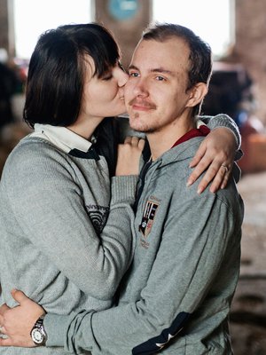 Alex Muurinen, 23, asuu kihlattunsa Peninan, 27, kanssa Hämeenkoskella. He menevät naimisiin elokuussa. 